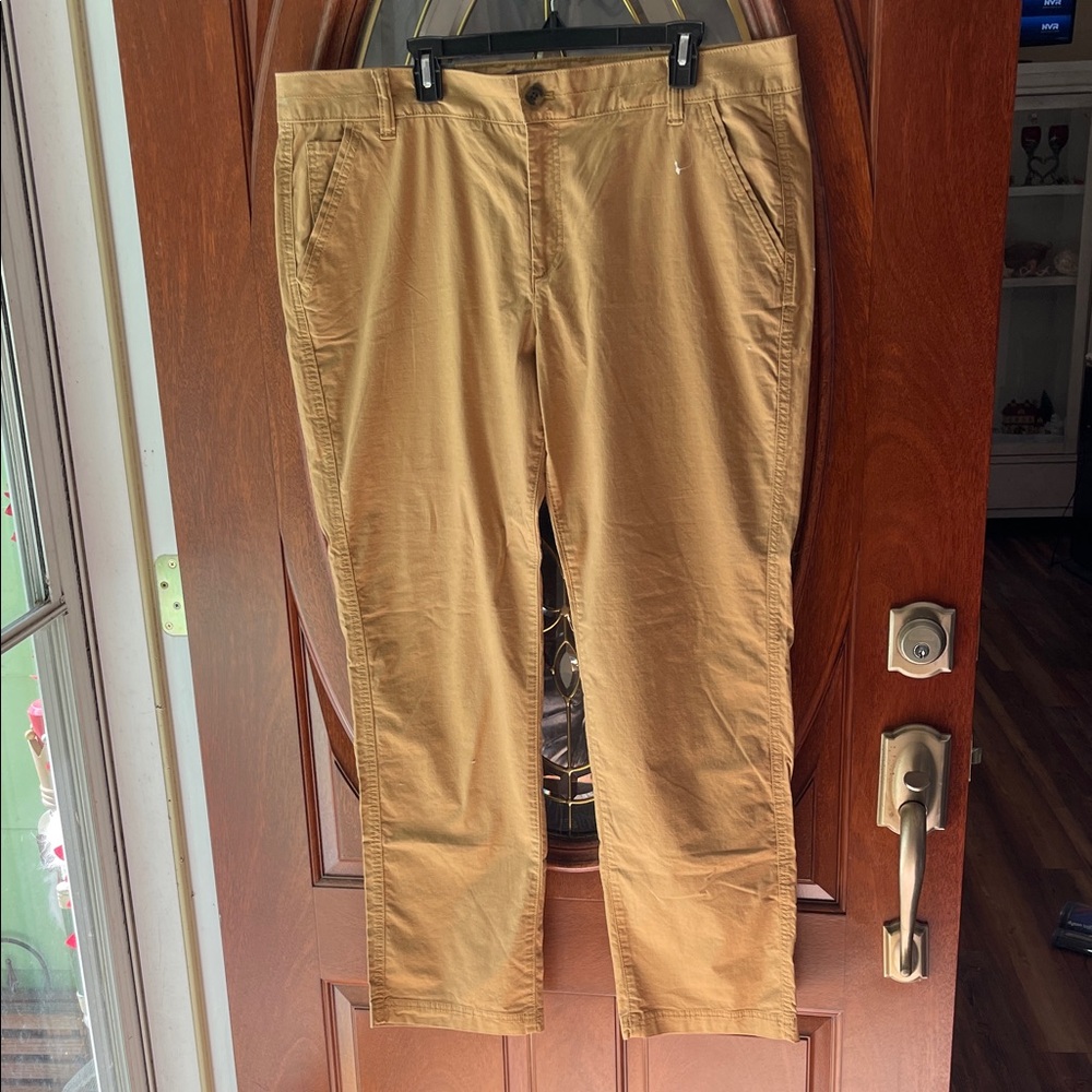 Women’s Eddie Bauer tan cargo pants size 18
